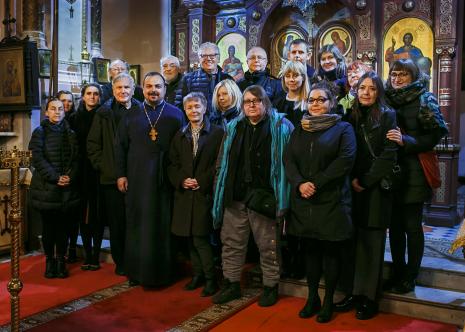 W pierwszym rzędzie od lewej: Małgorzata Wiktorko (Dział Edukacji), Józef Robakowski, duchowny, Jadwiga Sawicka, Maria Morzuch (Dział Sztuki Nowoczesnej), Ewa Zarzycka, Marta Bosowska. W drugim rzędzie pośrodku z lewej Dariusz Bieńkowski i Jerzy Grzegorzewski