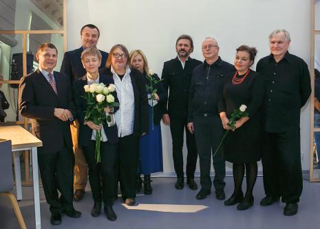 Od lewej: Paweł Prokesz z Polskiego Bractwa Kawalerów Gutenberga, laureatka Jadwiga Sawicka, kanclerz PBKG Jacek Kuśmierczyk, przewodnicząca Jury Ewa Zarzycka, kuratorka Maria Morzuch, dyrektor Muzeum Sztuki w Łodzi Jarosław Suchan, członkowie Jury Jerzy Grzegorski i Marta Bosowska, prof. Józef Robakowski