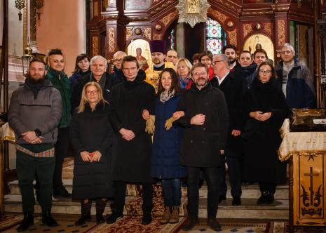 W pierwszym rzędzie od prawej: Jarosław Suchan (Dyrektor MSL), Katarzyna Kozyra, Piotr Bosacki, Małgorzata Potocka. W drugim rzędzie od prawej: Marta Skłodowska (Dział Dokumentacji Naukowej), Dariusz Bieńkowski, Maria Morzuch (Dział Sztuki Nowoczesnej), kapłan, Józef Robakowski