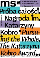 Układ pionowy. W tle kolorowe półpasypasy ułożone naprzemiennie sięgające do połowy szerokości strony. Kolory półpasów to turkusowy, żółty, fioletowy, pomarańczowy. Na takim tle czarnymi literami tytuł wystawy w jęz. polskim i angielskim.