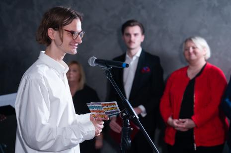 Przy mikrofonie Jakub Gawkowski - kurator wystawy, w głębi Brunon Odolczyk (doradca Hanny Wróblewskiej Ministry Kultury i Dziedzictwa Narodowego), Małgorzata Kania (Dyrektorka Departamentu Kultury Urzędu Marszałkowskiego Województwa Łódzkiego)