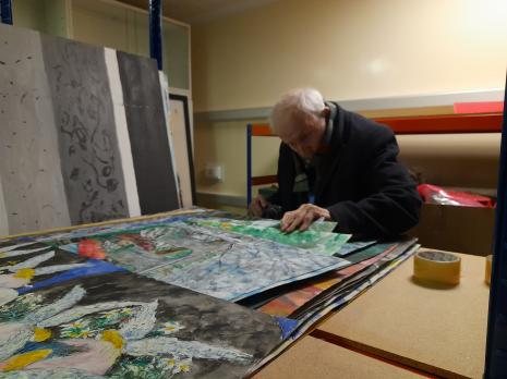 Richard Demarco ogląda prace Mary Maciver
