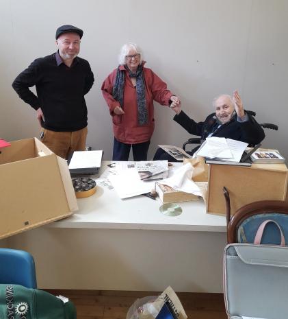 Po podpisaniu protokołu zdawczo-odbiorczego. Od lewej Maciej Cholewiński (ms), Terry Ann Newman  (zastępca dyrektora Demarco European Art Foundation), Richard Demarco
