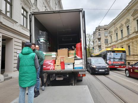 Wyładunek obiektów z archiwum Richarda Demarco