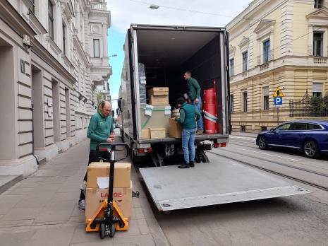 Wyładunek obiektów z archiwum Richarda Demarco
