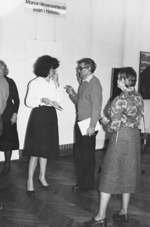 Hanna Grzeszczuk (Dział Sztuki Polskiej) w rozmowie z jednym z właścicieli obrazów M. Wawrzenieckiego wypożyczonych na wystawę