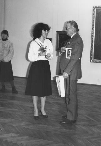 Hanna Grzeszczuk (Dział Sztuki Polskiej) w rozmowie z jednym z właścicieli obrazów M. Wawrzenieckiego wypożyczonych na wystawę