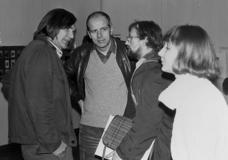 W środku dr Janusz Zagrodzki (Dział Rysunku i Grafiki Nowoczesnej) w rozmowie z artystami Józefem Robakowskim (z lewej) i Edwardem Łazikowskim (z prawej)