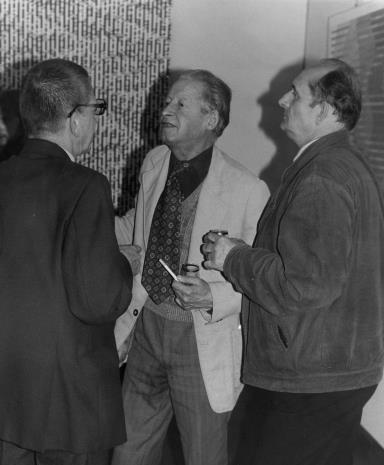 Z lewej dyr. Ryszard Stanisławski (ms) w rozmowie z artystami: Zdzisławem Głowackim i Stefanem Krygierem