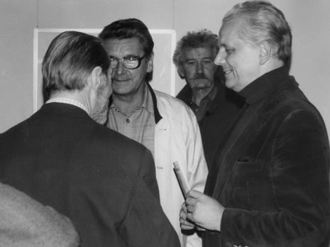 Od lewej tyłem malarz Jan Łukasik, Andrzej Gieraga, x, w głębi Mieczysław Pracuta (Wojewódzki Konserwator Zabytków), architekt Bolesław Kardaszewski (Politechnika Łódzka)