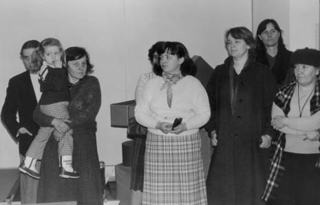 Na pierwszym planie pracownice Działu Konserwacji: dr Maria Potemska, Alicja Legucka, Elżbieta Sowińska. Pierwsza z prawej Krystyna Ziółkowska (Komisja Zakupów)