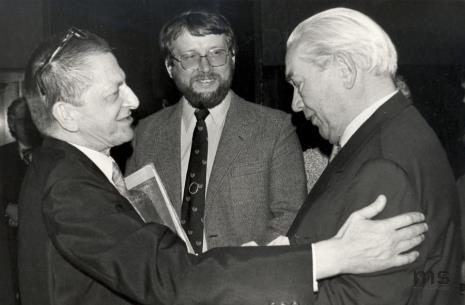 Dyr. Ryszard Stanisławski (ms) i Edmund Osmańczyk. W głębi zięć Edmunda Osmańczyka