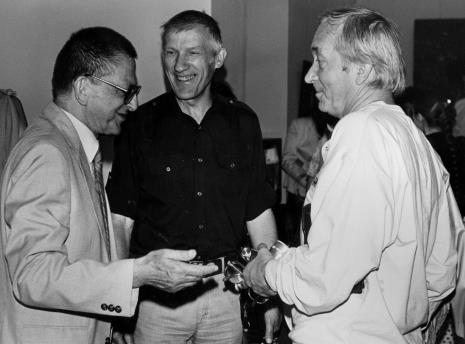 Z lewej dyr. Ryszard Stanisławski (ms) w rozmowie z artystami Wiesławem Garbolińskim i Romanem Modzelewskim