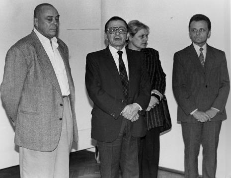 Od lewej Günther Uecker, dyr. Ryszard Stanisławski (ms), Grażyna Wasilewska (kierownik Wydziału Kultury i Sztuki RN M. Łodzi), Janusz Urbaniak (Prezydent m. Łodzi)