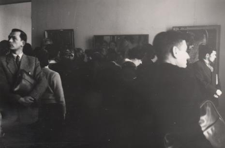 Członkowie Towarzystwa Przyjaciół Sztuk Plastycznych zwiedzają wystawę Malczewski jako symbolista