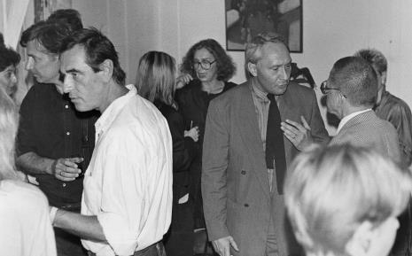 W czarnej koszuli Włodzimierz Jan Zakrzewski, w białej Tomasz Ciecierski, w głębi (w okularach) Anda Rottenberg w rozmowie z Marią Morzuch (Dział Sztuki Nowoczesnej)