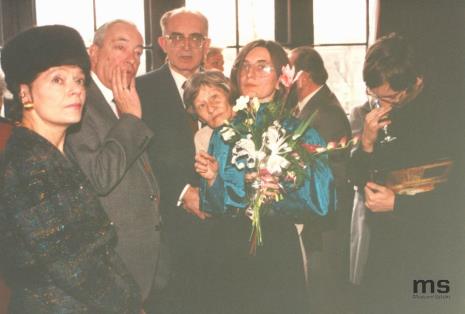 Drugi od lewej inż. Jerzy Grohman, z kwiatami kustosz Joanna Bojarska (ms, Rezydencja Księży Młyn)