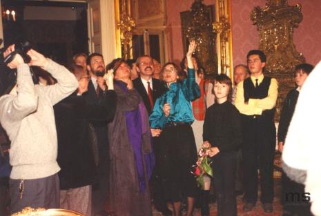 Joanna Bojarska (Rezydencja Księży Młyn) oprowadza gości m.in. w szalu Izabela Cywińska (Minister Kultury i Sztuki), z prawej Waldemar Bohdanowicz (Wojewoda Łódzki)