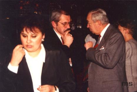 W ciemnym garniturze Waldemar Bohdanowicz (Wojewoda Łódzki) w rozmowie z inż. Jerzym Grohmanem