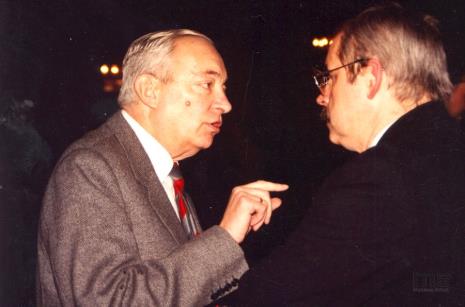 W ciemnym garniturze Waldemar Bohdanowicz (Wojewoda Łódzki) w rozmowie z inż. Jerzym Grohmanem