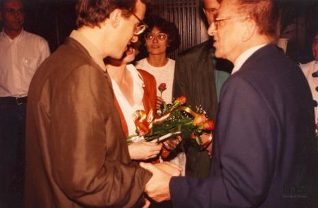 Dyr. Ryszard Stanisławski (ms) odbiera gratulacje od Grzegorza Musiała i Janusza Głowackiego (byli pracownicy ms, Galeria 86 w Łodzi), z lewej w głębi dyr. Jaromir Jedliński (ms)