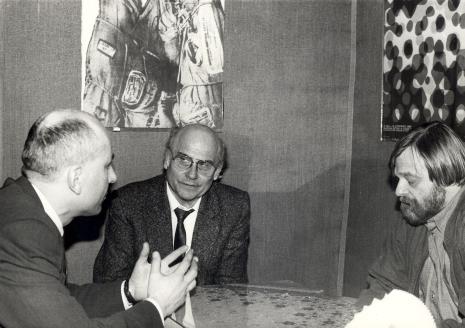 Od lewej dyr. Jaromir Jedliński (ms), Ryszard Kapuściński, red. Marek Miller (red. naczelny miesięcznika Bestseller)