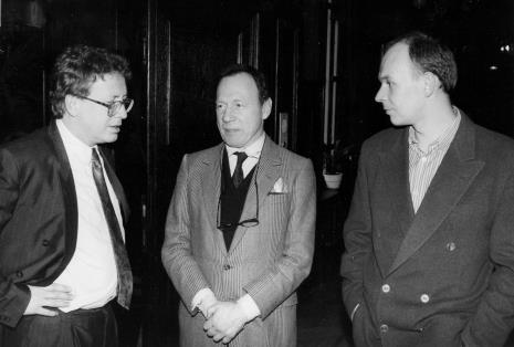 Od lewej dyr. Fritz Bless (Van Reekum Museum Apeldoorn), Anthony Haden-Guest (krytyk nowojorski), Maciej Maciejewski (scenarzysta i autor eseju w książce Czaplińskiego)