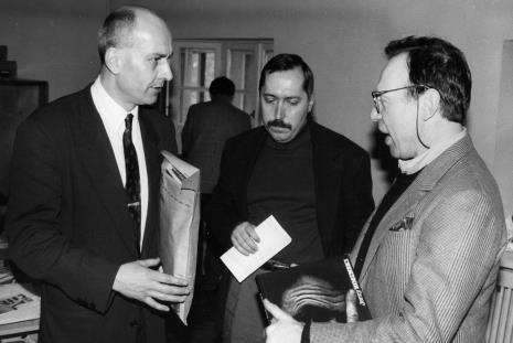 Od lewej komisarz wystawy dyr. Jaromir Jedliński, Czesław Czapliński, Anthony Haden-Guest (krytyk nowojorski)