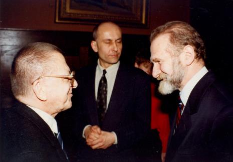 Od lewej Ryszard Stanisławski, dyr. Jaromir Jedliński (ms), prof. Bronisław Geremek