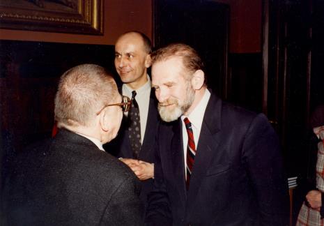 Od lewej Ryszard Stanisławski, dyr. Jaromir Jedliński (ms), prof. Bronisław Geremek