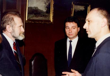 Od lewej prof. Bronisław Geremek, Marek Czekalski (prezydent Łodzi), dyr. Jaromir Jedliński (ms)