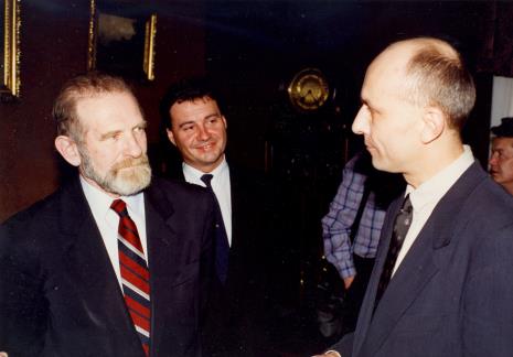 Od lewej prof. Bronisław Geremek, Marek Czekalski (prezydent Łodzi), dyr. Jaromir Jedliński (ms)