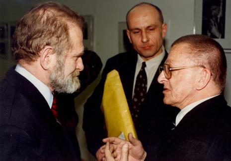 Od lewej prof. Bronisław Geremek, dyr. Jaromir Jedliński (ms), Ryszard Stanisławski