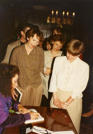 Isabelle Colin Dufresne - Ultra Violet (podpisuje książkę), z lewej Anna Saciuk-Gąsowska (Dział Sztuki Nowoczesnej), z prawej Katarzyna Jasińska (Dział Promocji)