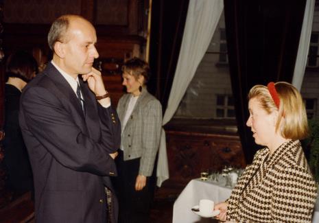 Z lewej dyr. Jaromir Jedliński (ms), w głębi Małgorzata Mischke (późn. Gaduła Zawratyńska, wicedyrektor ms)