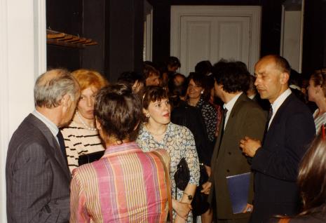 Publiczność w korytarzu Galerii Wschodniej, z lewej tyłem ambasadorostwo Bry w rozmowie z dyr. Anną Perlińską (Alliance Francaise); z prawej strony dyr. Jaromir Jedliński (ms)