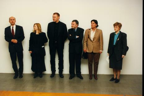Od lewej dyr. Jaromir Jedliński (ms), Maria Morzuch (Dział Sztuki Nowoczesnej), Mirosław Bałka, Jan Dabbaut (Van Abbe Museum), tłumaczka