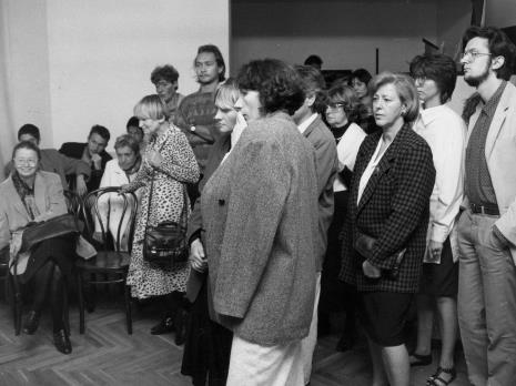 Z lewej siedzi Jadwiga Tryzno (Muzeum Książki Artystycznej w Łodzi), przy krześle stoi Janina Ładnowska (Dział Sztuki Nowoczesnej). W środku na pierwszym planie Anna Saciuk, za nią Małgorzata Mischke (wicedyrektor ms)