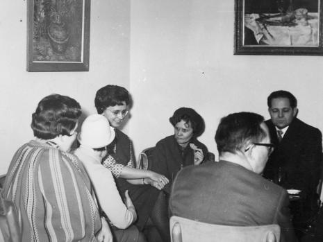 Od lewej (w zapasce) Genowefa Okulicz, żona W. Prejsa, Krystyna Bobrowska, E. Greńkowska, Konstanty Gordon, kustosz Władysław Cichocki