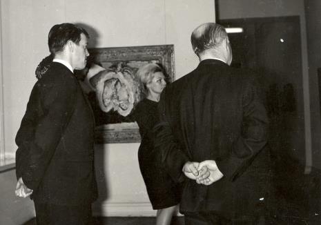 Od lewej sekretarz Ambasady Wielkiej Brytanii w Polsce, kustosz Maria Łabęcka (Dział Sztuki Nowoczesnej), lord Mayor Nottingham (tyłem)