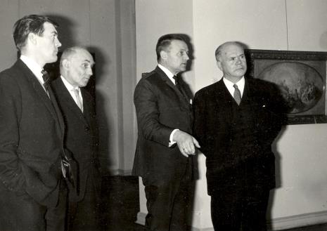 Od lewej Sekretarz Ambasady Wielkiej Brytanii, kustosz Marian Bohdziewicz (kierownik Działu Malarstwa Polskiego), red. Jerzy Urbankiewicz (Dziennik Łódzki), lord Mayor Nottingham