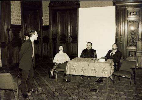 Konferencja prasowa, od lewej Maciej Kostro (Dział Promocji), tłumaczka, Robert Schad, dyr. Mirosław Borusiewicz (ms)
