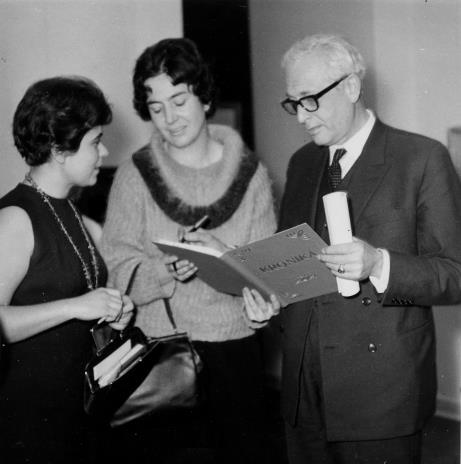 Od lewej M. Straszewicz (tłumaczka), Janina Ojrzyńska (Dział Naukowo - Oświatowy), Arnauld Wapler (Ambasador Francji w Polsce)