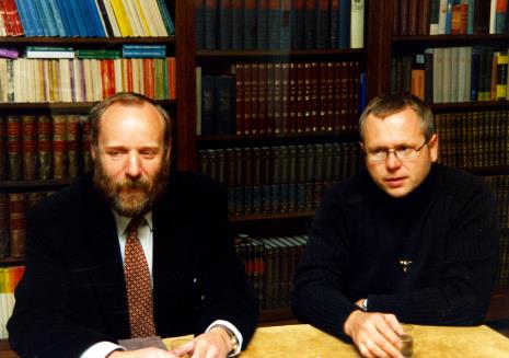 Dyr. Mirosław Borusiewicz (ms) i Wojciech Leder w czytelni biblioteki ms