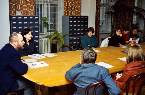 Konferencja prasowa w czytelni biblioteki: od lewej dyr. Mirosław Borusiewicz (ms, kurator wystawy), kuratorka wystawy Paulina Kurc (Dział Sztuki Nowoczesnej), Zenobia Karnicka (Dział Sztuki Nowoczesnej), x, Małgorzata Wiktorko (Dział Naukowo-Oświatowy), Janina Ładnowska (Dział Sztuki Nowoczesnej)