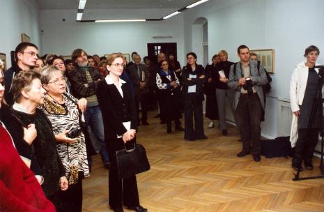 Publiczność na otwarciu, w głębi w jasnym krawacie malarz Wiesław Garboliński, z lewej strony z brodą grafik Andrzej Graczykowski