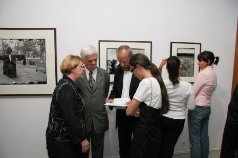 Od lewej Lucyna Hoszowska (kier. Działu Promocji), dr Jacek Ojrzyński (wicedyrektor ms), dyr. Mirosław Borusiewicz (ms), Katarzyna Tośta (Dział Promocji)