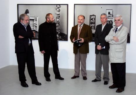 Od lewej Wiesław Hudon, dyr. Mirosław Borusiewicz (ms), Grzegorz Sztabiński (ASP w Łodzi), kurator wystawy Krzysztof Jurecki (Dział Fotografii i Technik Fotograficznych), Jacek Ojrzyński (wicedyrektor ms)