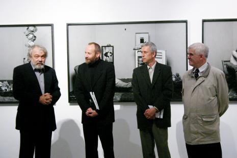 Od lewej Wiesław Hudon, dyr. Mirosław Borusiewicz (ms), Kryzsztof Jurecki (Dział Fotografii i Technik Fotograficznych), dr Jacek Ojrzyński (wicedyrektor ms)