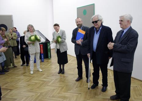 Od lewej Katarzyna Tośta (Dział Promocji), Lucyna Hoszowska (Dział Promocji), x, (fioletowy sweter) Paulia Woszczak (Dział Dokumentacji Naukowej); z kwiatami -  żona artysty, kuratorka wystawy Zenobia Karnicka (Dział Sztuki Nowoczesnej), dyr. Mirosław Borusiewicz (ms), Andrzej Dłużniewski, Jacek Ojrzyński (wicedyrektor ms)